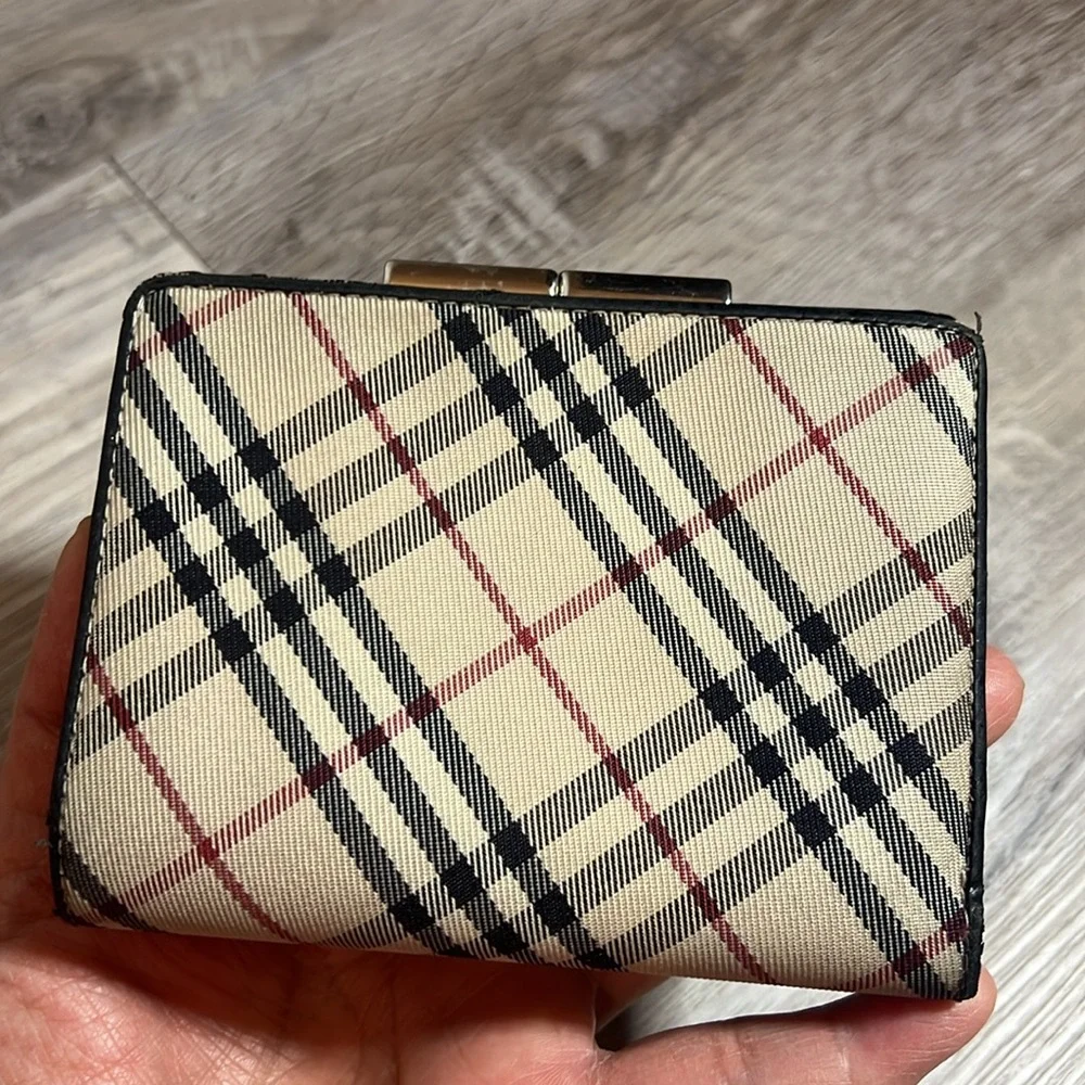 Pre loved Burberry wallet - Picture 4 of 10